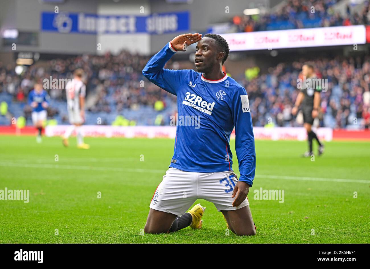 Glasgow, 8th ottobre 2022. Fashion Sakala di Rangers celebra il suo obiettivo e Rangers quarto durante la Cinch Premiership match all'Ibrox Stadium, Glasgow. Il credito dell'immagine dovrebbe essere: Neil Hanna / Sportimage Credit: Sportimage/Alamy Live News Foto Stock