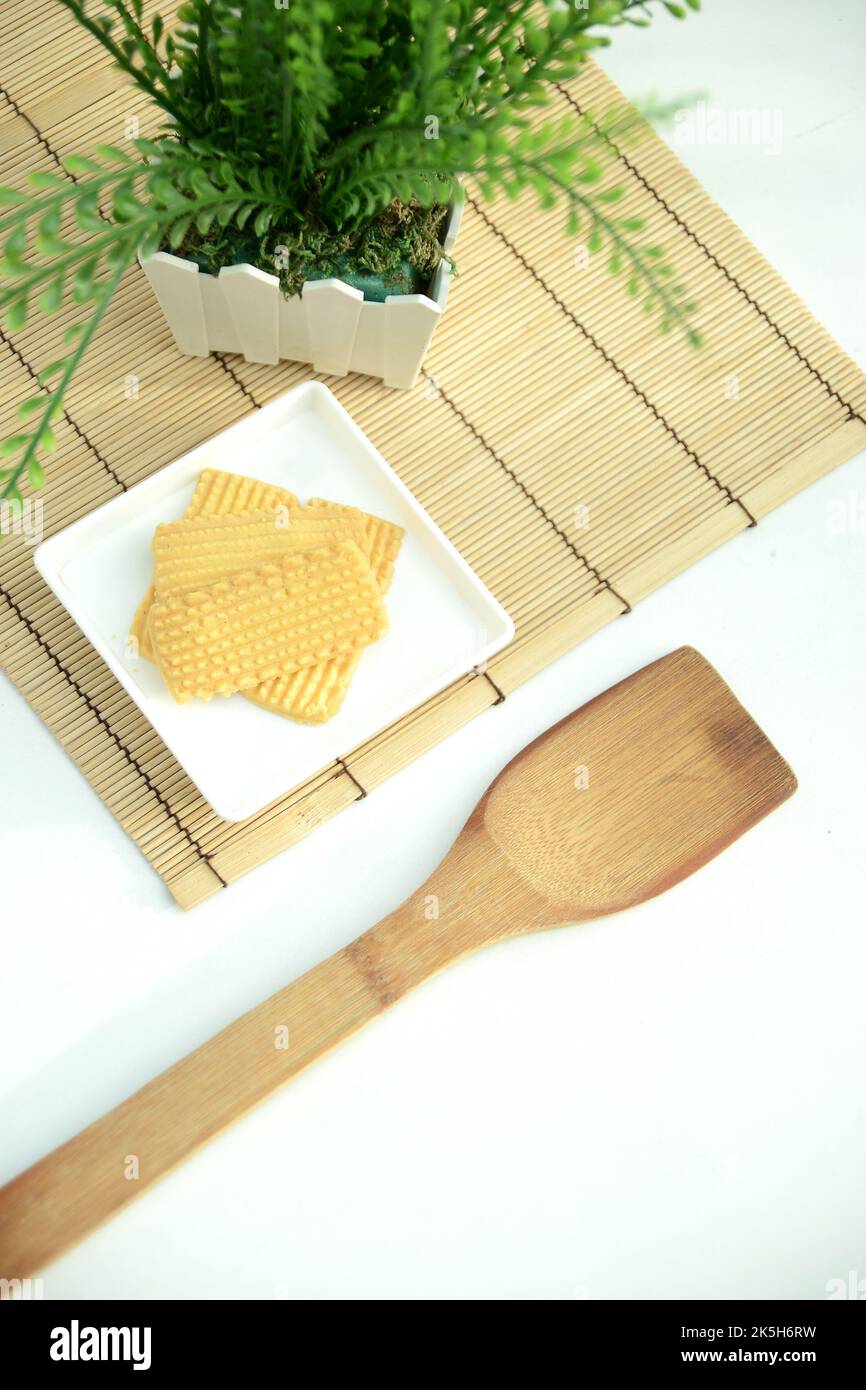 Biscotti malesi tradizionali per la decorazione di samperit di biskut festivo eid. Messa a fuoco selettiva. Foto Stock