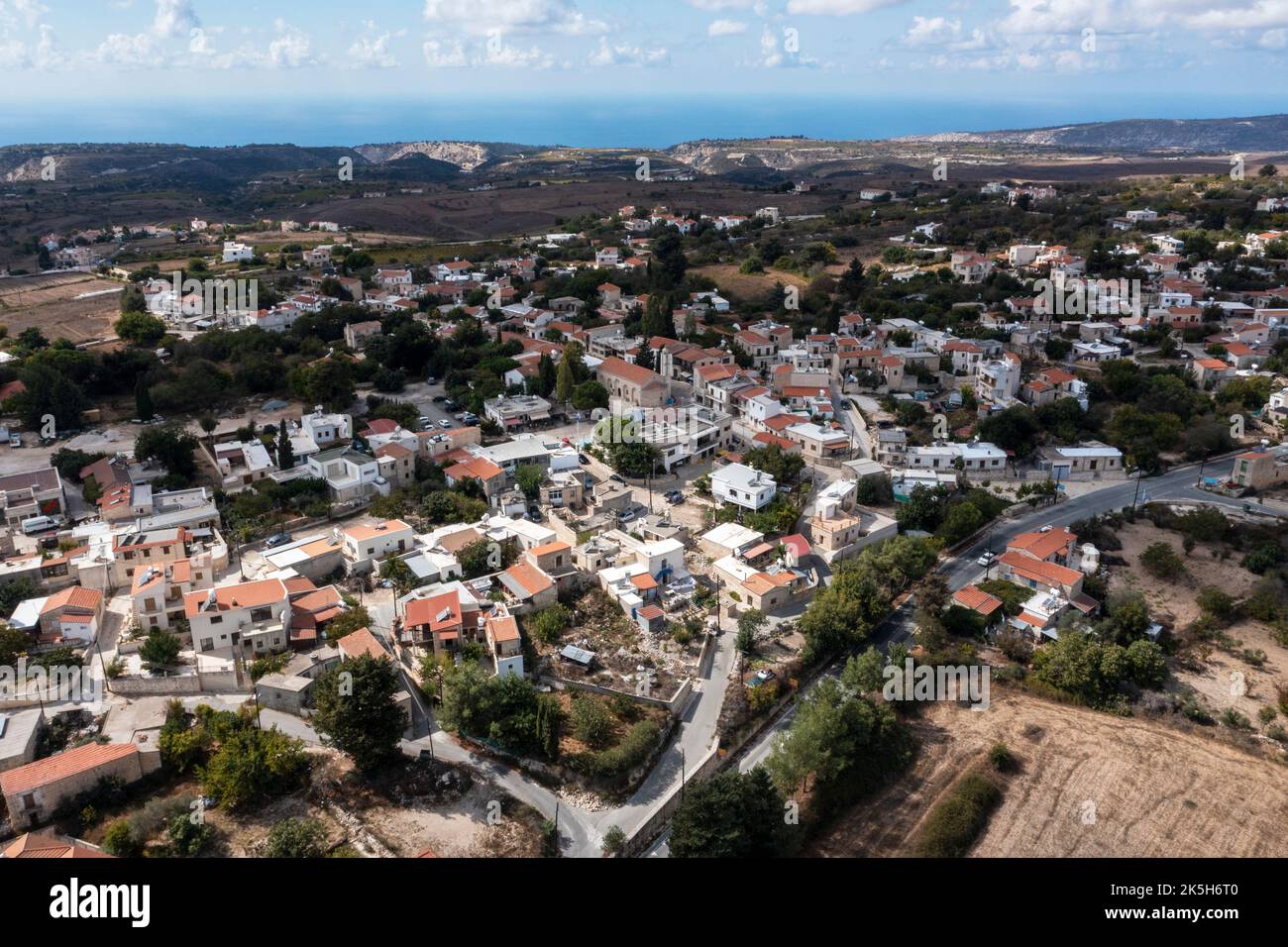 Veduta aerea del villaggio di Kathikas nel distretto di Paphos a Cipro. Situato su un altopiano a 23 km a nord di Paphos. Altitudine 655m e popolazione di 333. Foto Stock