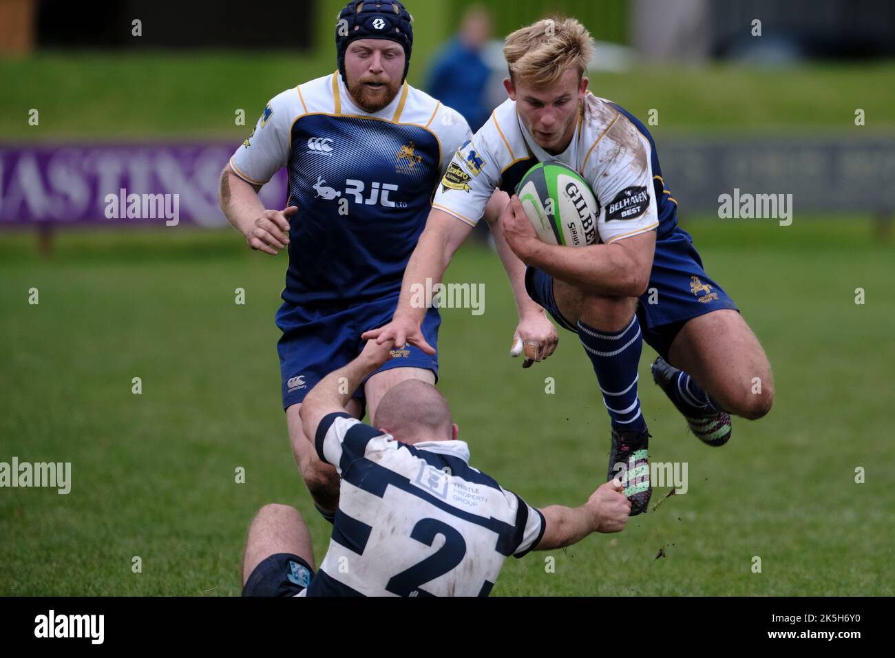 Jedburgh, Regno Unito. 8th Ott 2022. Home Side JedForest ha ottenuto una vittoria decisiva nel 51-20 su Visitors Heriots Blues Men al Riverside Park di Jedburgh sabato 08 ottobre 2022. Credit: Rob Gray/Alamy Live News Foto Stock