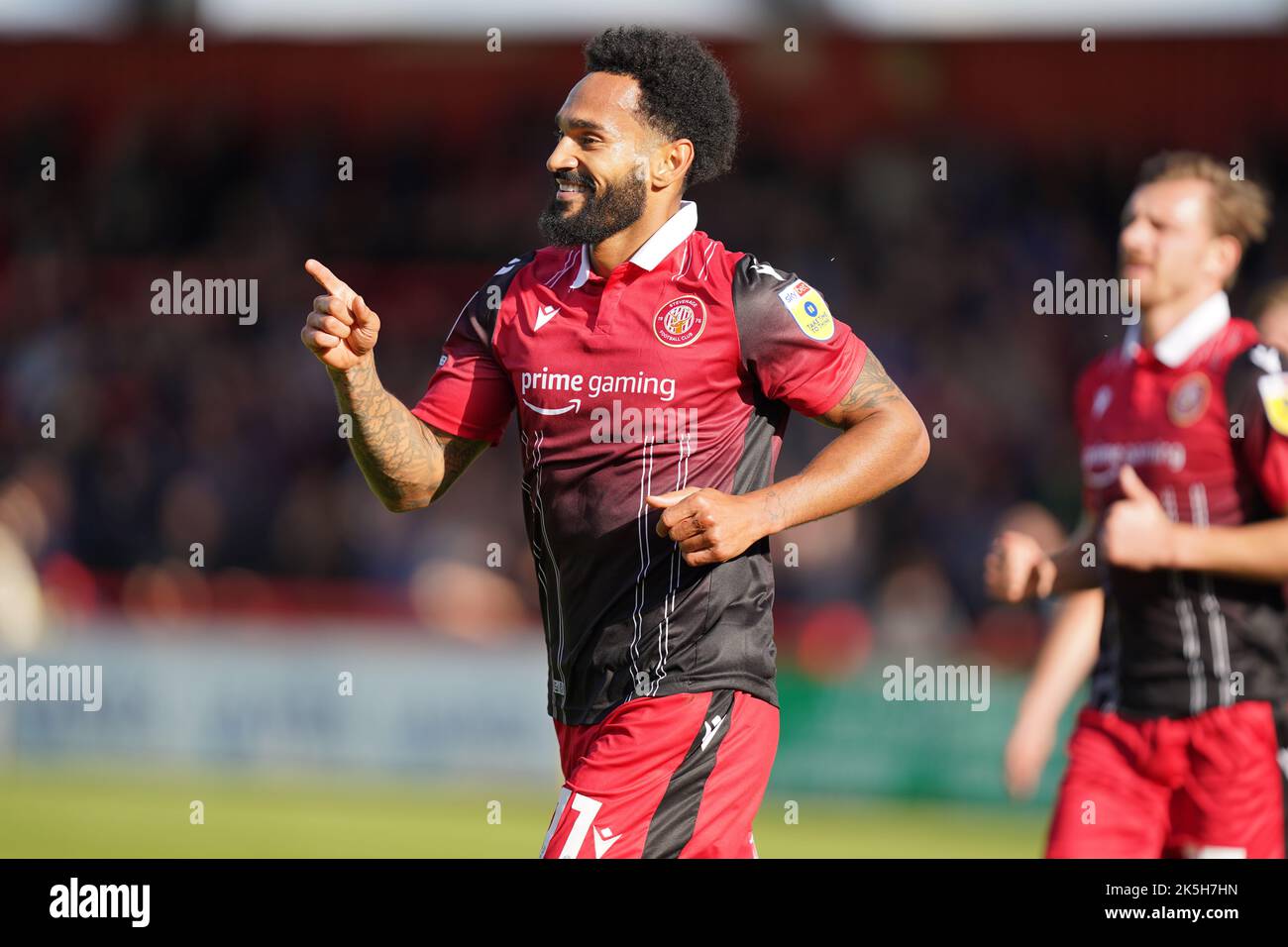 Jordan Roberts di Stevenage festeggia il secondo gol della partita durante la partita della Sky Bet League Two al Lamex Stadium di Stevenage. Data immagine: Sabato 8 ottobre 2022. Foto Stock