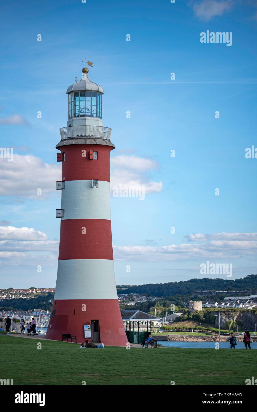 La famosa Smeaton's Tower on the Hoe di Plymouth con sfondo blu Foto Stock