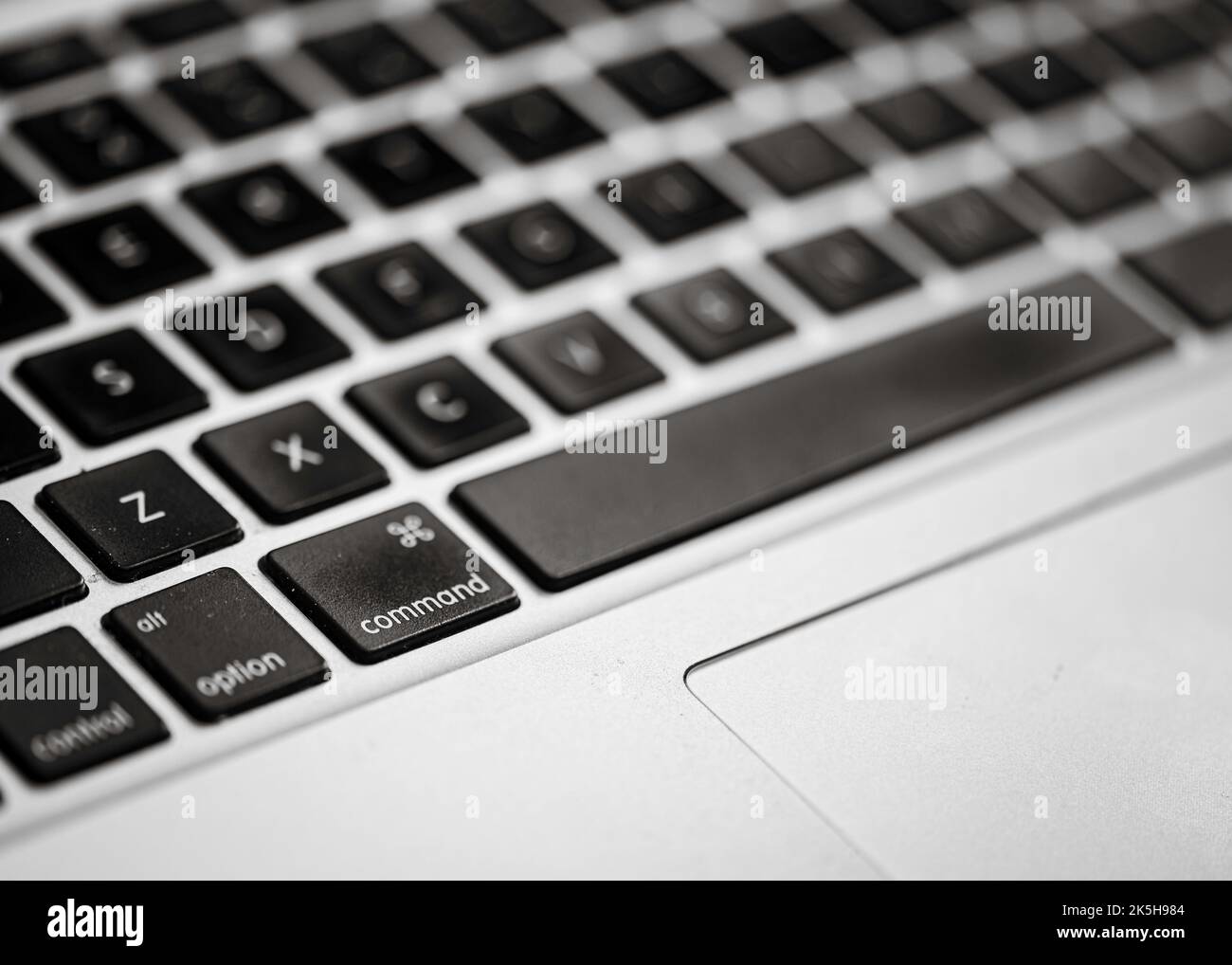 Primo piano della tastiera sul laptop con pulsante di comando focus principale Foto Stock