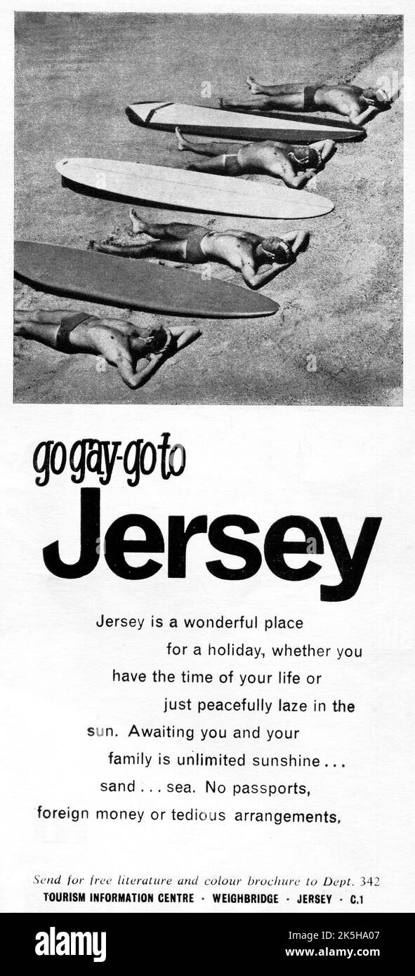 Un annuncio del 1964 intitolato “Go Gay – Go to Jersey” che promuove il turismo a Channel Island, Jersey. Raffigura quattro potenti surfisti maschi sdraiati sulla spiaggia accanto alle loro tavole da surf con lo slogan di accompagnamento: “Jersey è un luogo meraviglioso per una vacanza, sia che abbiate il tempo della vostra vita o semplicemente oziate tranquillamente al sole. Vi aspetta e la vostra famiglia è senza limiti di sole…sabbia….mare. Non sono previsti passaporti, denaro straniero o accordi noiosi. " Foto Stock