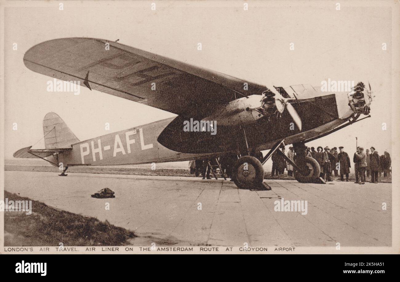 Inizio 1930s. Una cartolina vintage dal titolo "London’s Air Travel". Air Liner sulla Amsterdam Route all'aeroporto di Croydon'. Raffigura il aereo di linea Fokker F.XII ‘Leeuwerik’ (PH-AFL ) di KLM Royal Dutch Airlines. Quando il 6 aprile 1935 volava in scarsa visibilità tra Praga e Rotterdam via Lipsia ed Essen, questo aereo si è schiantato dopo aver colpito il fianco di una montagna vicino a Brilon, in Germania. Tutti i 7 passeggeri e l'equipaggio sono stati uccisi. Foto Stock