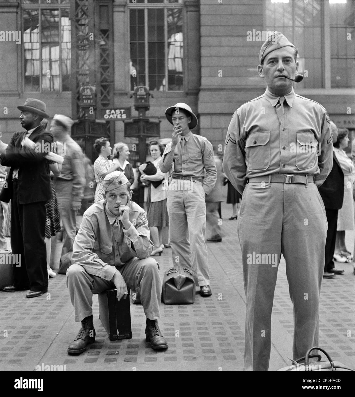 Marjory Collins - Loners in una folla in attesa di treni alla stazione ferroviaria della Pennsylvania, a New York City, New York, agosto 1942 Foto Stock