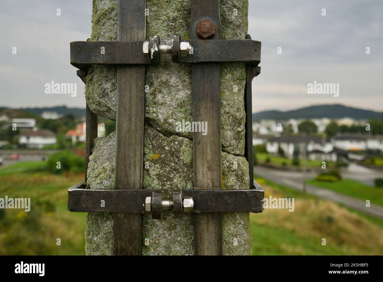 Telaio di supporto in metallo su un monumento storico, Krosshaugen, Haugesund. (Brukerstøtte) proteggere il manufatto storico vichingo da eventuali danni. Foto Stock