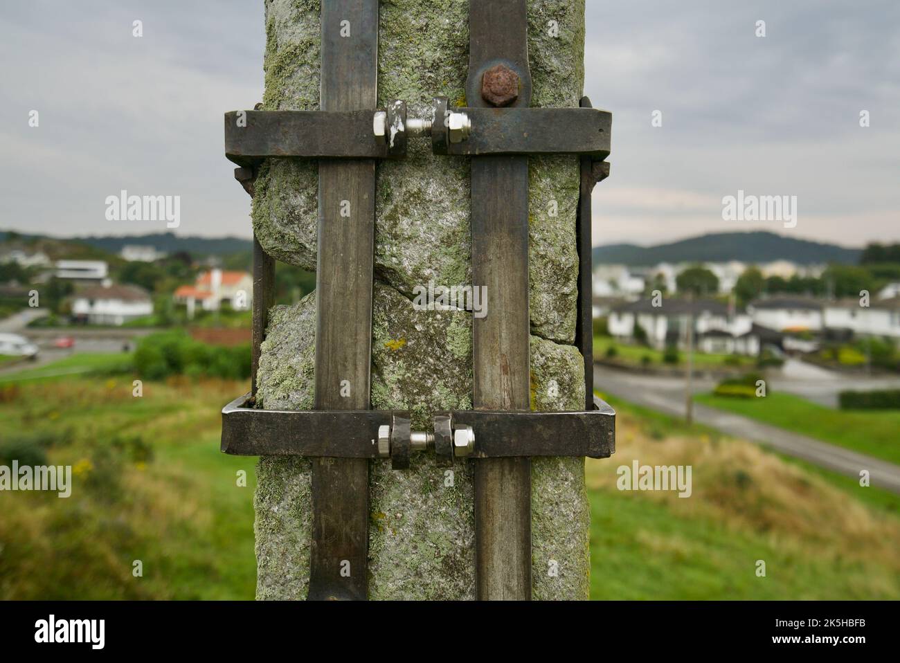 Telaio di supporto in metallo su un monumento storico, Krosshaugen, Haugesund. (Brukerstøtte) proteggere il manufatto storico vichingo da eventuali danni. Foto Stock