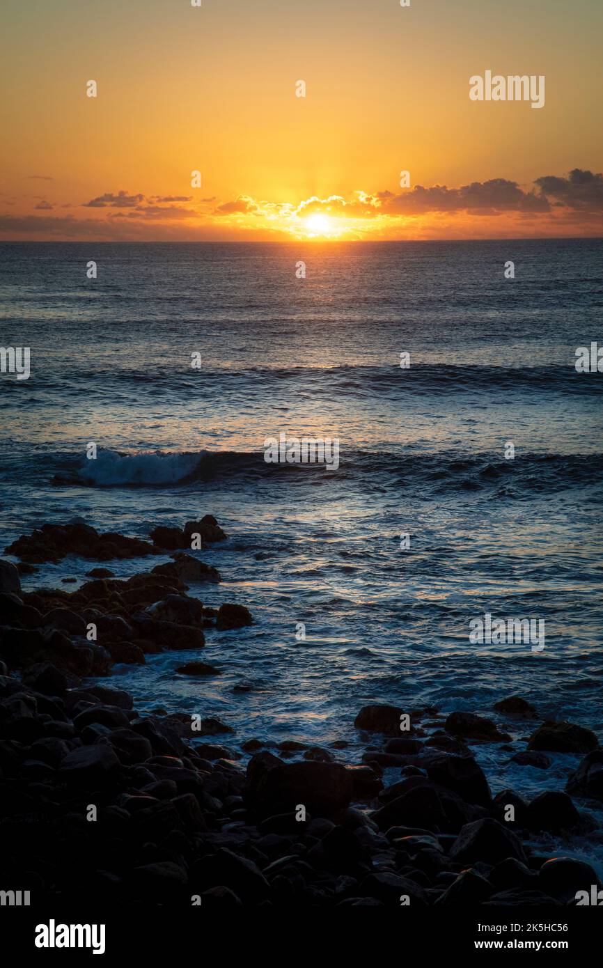 Alba e surf lungo la costa orientale di Kauai, Hawaii. Foto Stock