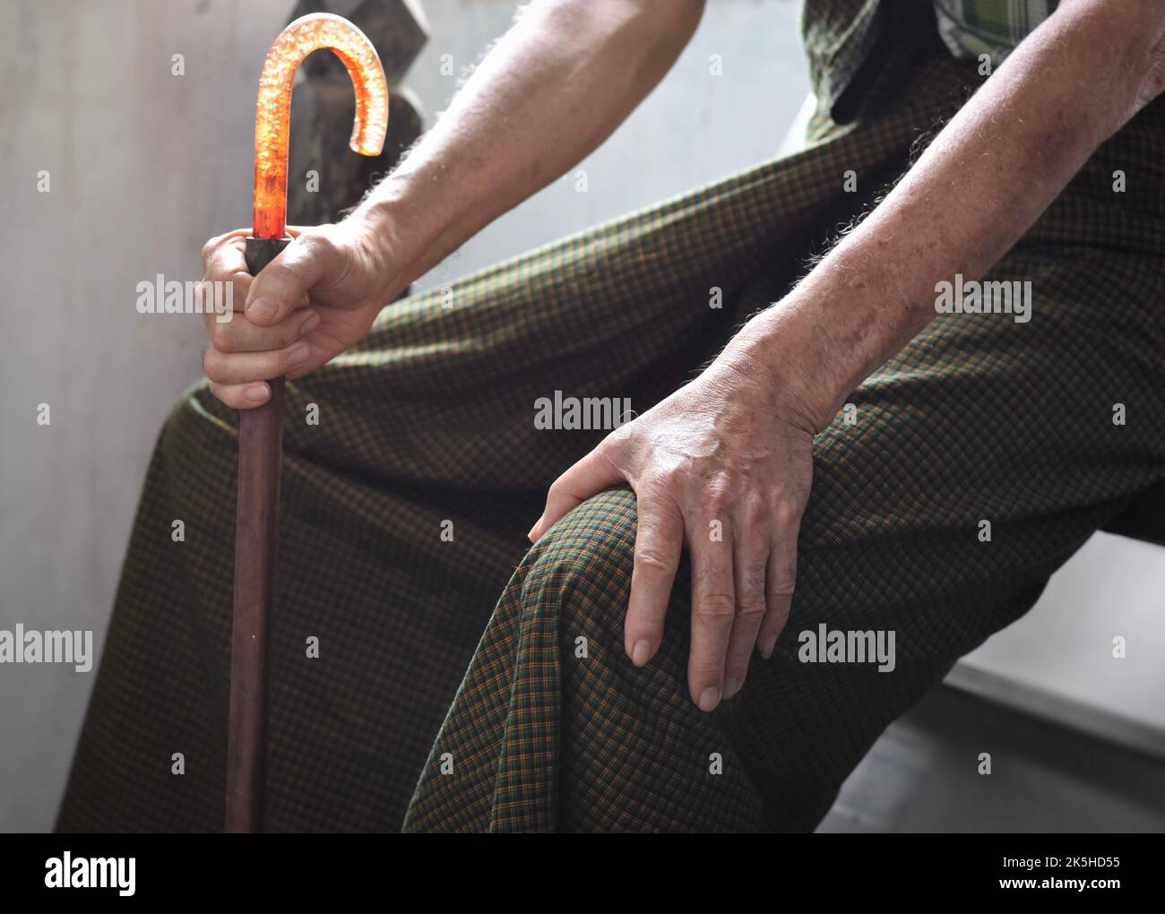 Dolore alle articolazioni del ginocchio nell'anziano asiatico del Myanmar. Concetto di osteoartrite, artrite reumatoide, tendinite rotulea, borsite prepatellare, lig collaterale Foto Stock