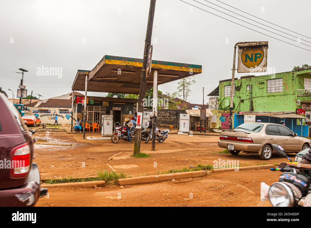 Il commercio del diamante inoltre avviene dietro le stazioni di benzina Foto Stock