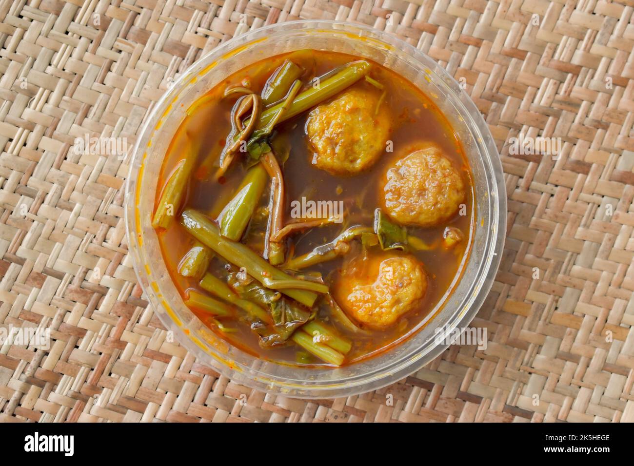 Myanmar tradizionale palla di pesce e acqua spinaci ricetta zuppa. Foto Stock