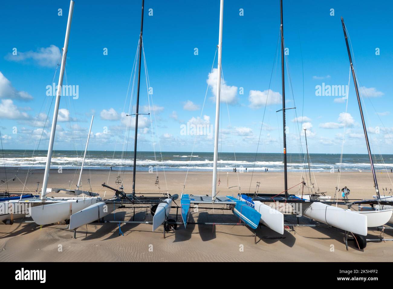 Catamarani parcheggiati presso la spiaggia di Den Haag, Olanda Foto Stock