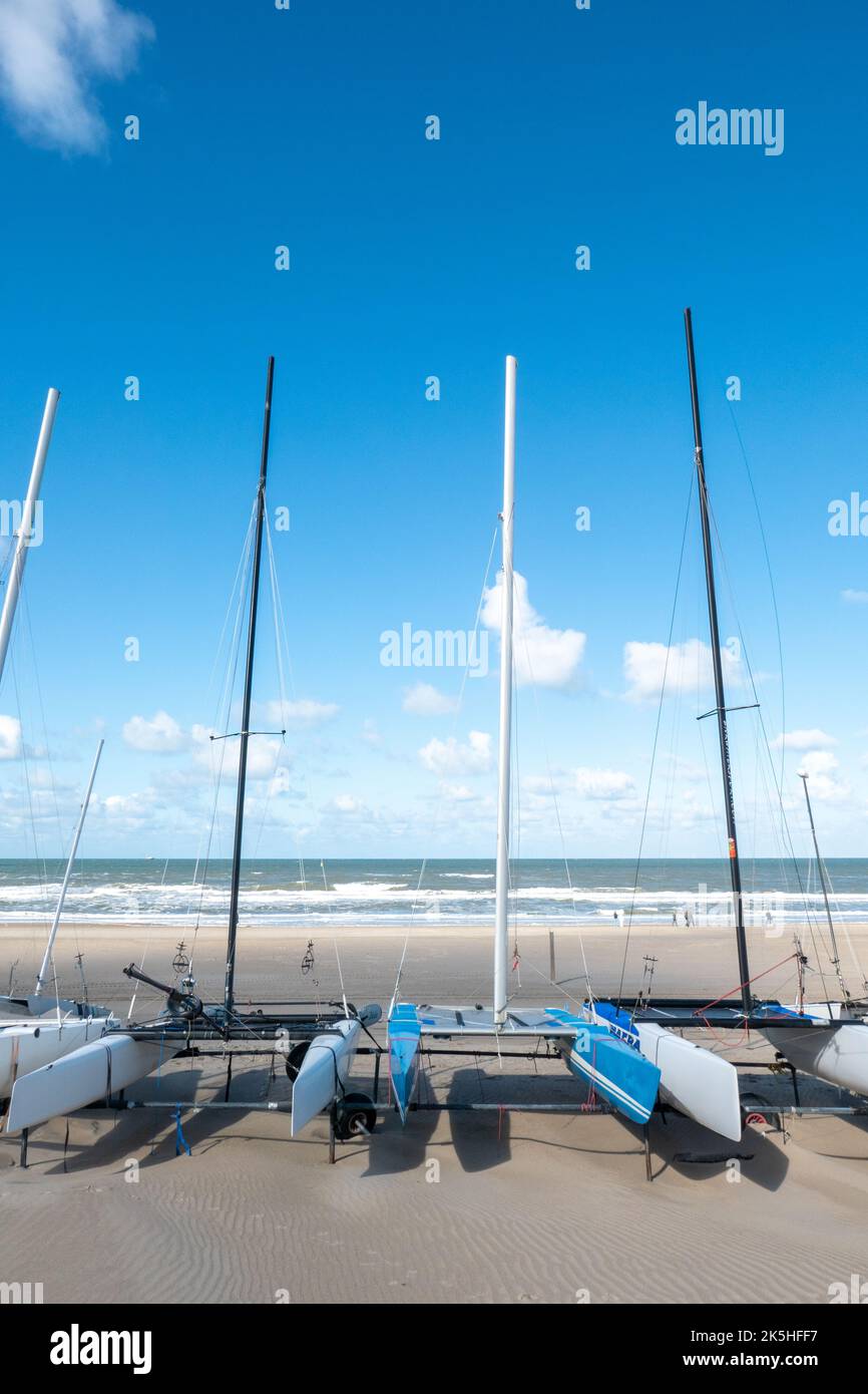 Catamarani parcheggiati presso la spiaggia di Den Haag, Olanda Foto Stock