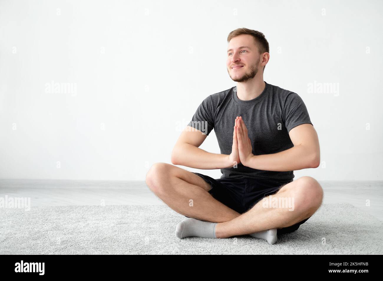 equilibrio yoga uomo felice casa meditazione tranquilla Foto Stock