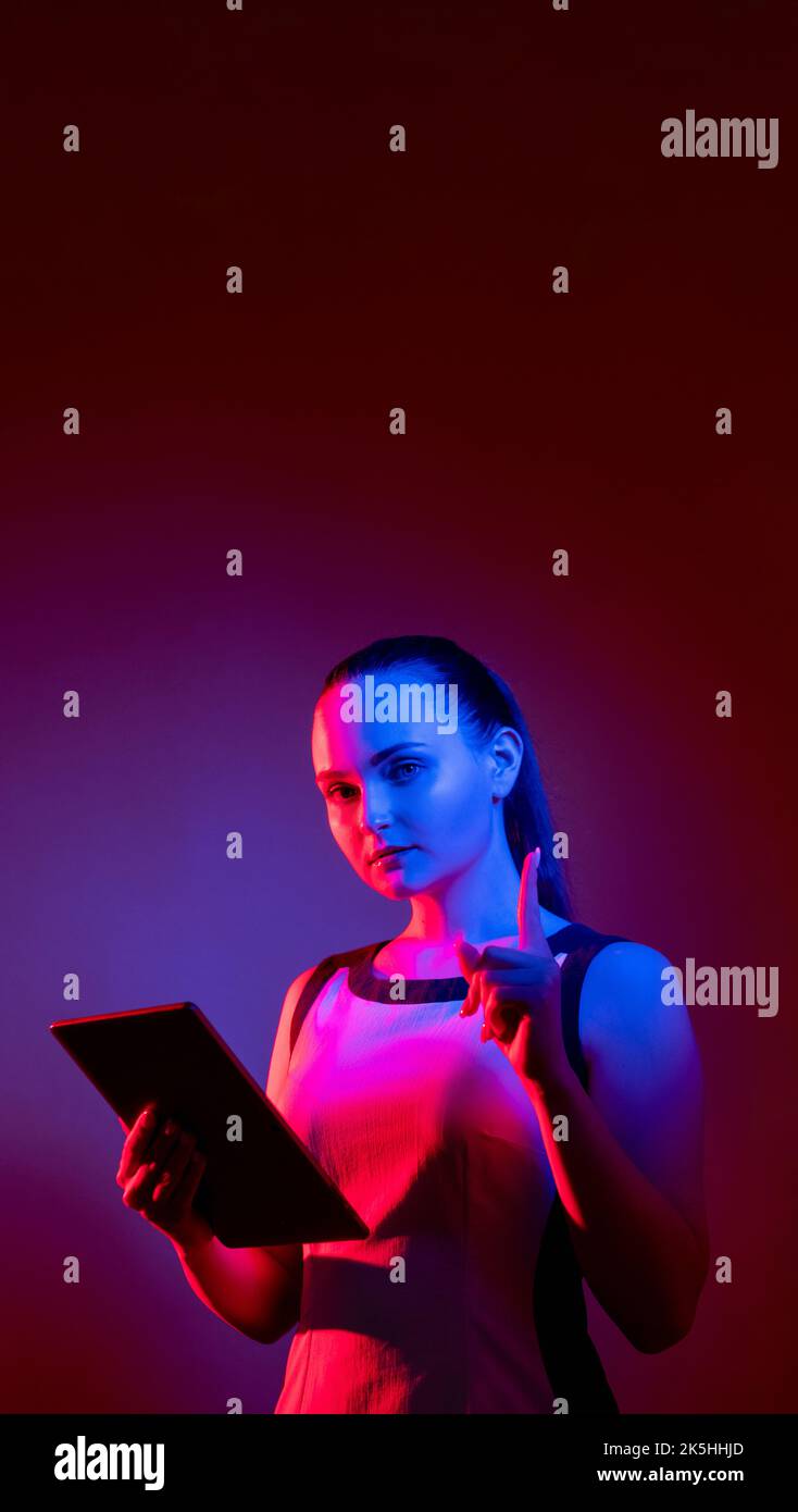 cyber sicurezza hacker attacco neon donna avvertimento Foto Stock