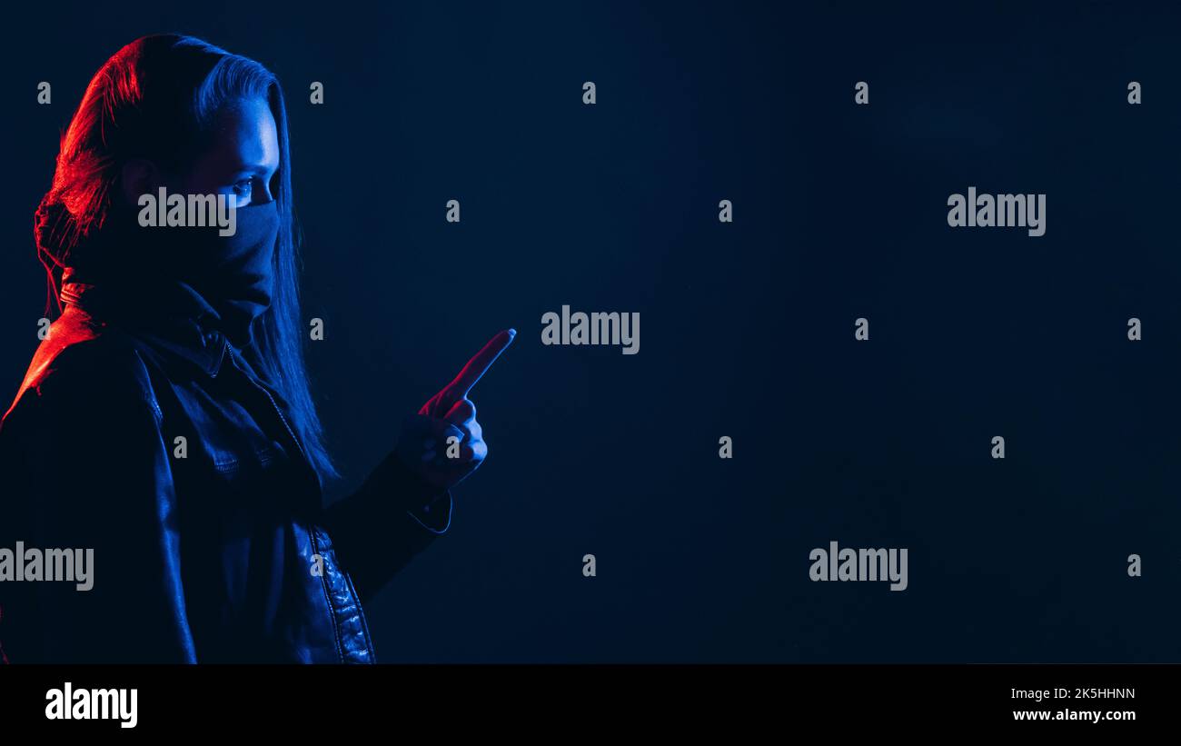 avviso sociale attivista femminile al neon scuro Foto Stock