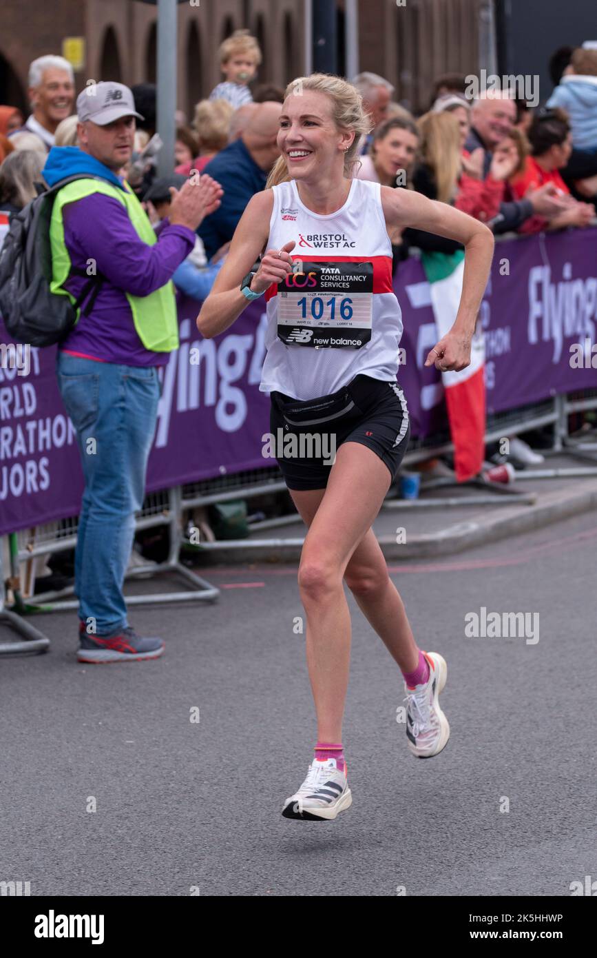 Hannah Alderson club runner che corre nella corsa su strada TCS London Marathon 2022 a Tower Hill, City of London, UK. Ha vinto la sua categoria Foto Stock