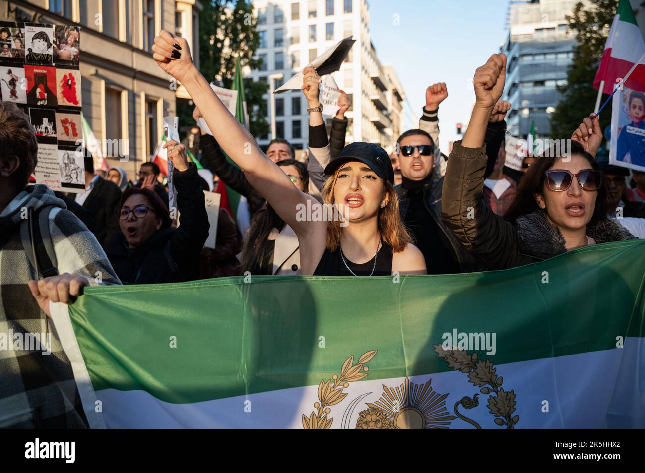 07.10.2022, Berlino, Germania, Europa - le donne iraniane protestano insieme a diverse centinaia di attivisti durante una manifestazione di solidarietà. Foto Stock