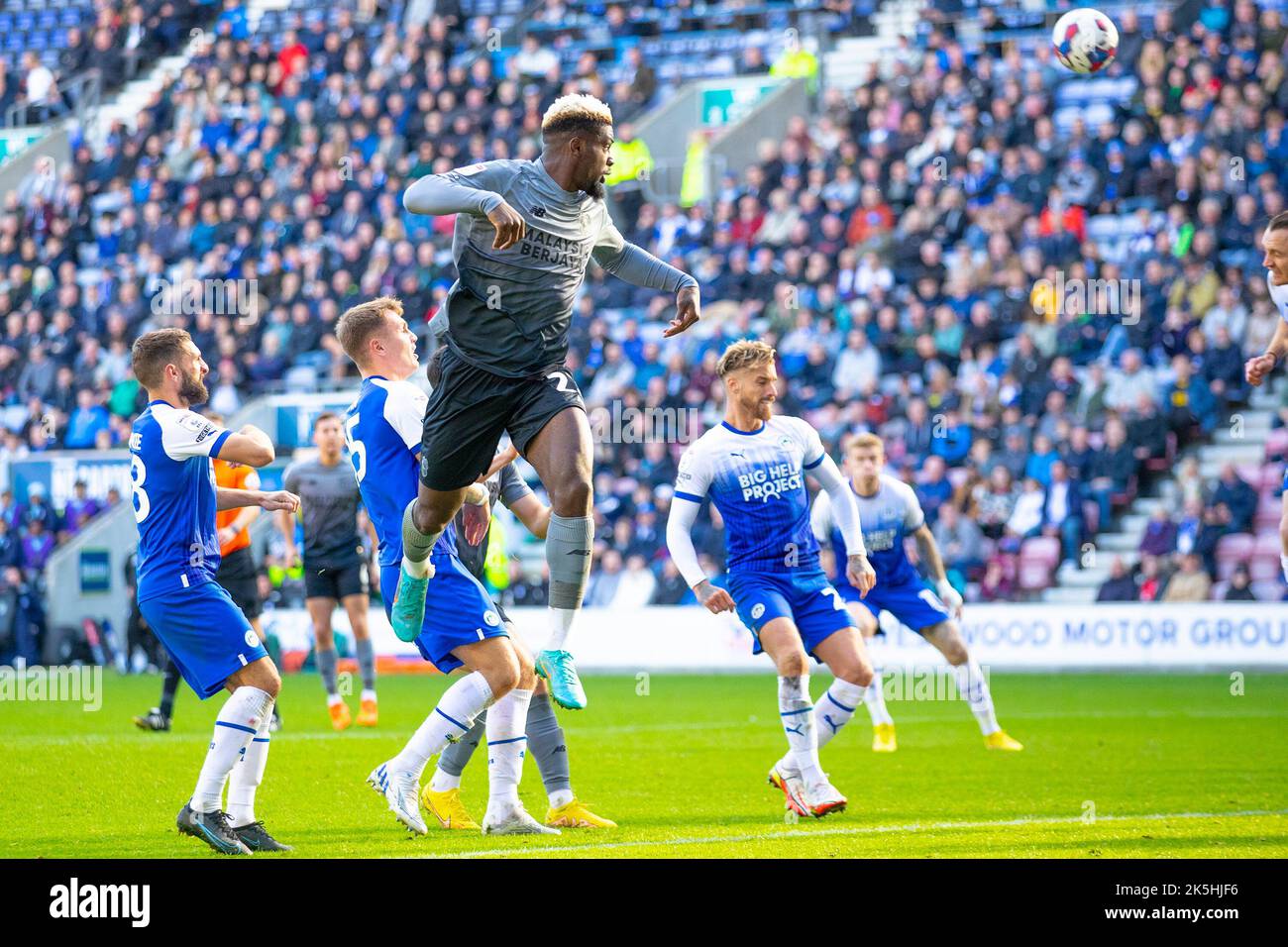 Cédric Kipré (23) di Cardiff City dirige la palla durante la partita del campionato Sky Bet tra Wigan Athletic e Cardiff City al DW Stadium di Wigan sabato 8th ottobre 2022. (Credit: Mike Morese | MI News) Credit: MI News & Sport /Alamy Live News Foto Stock