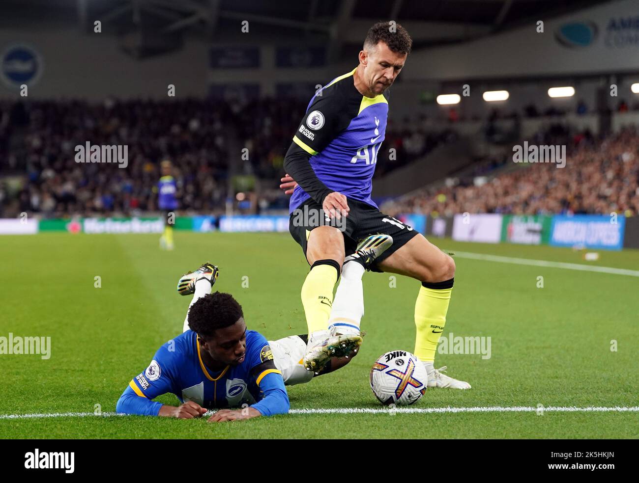 Tariq Lamptey di Brighton e Hove Albion e Ivan Perisic (a destra) di Tottenham Hotspur si battono per la palla durante la partita della Premier League presso l'Amex Stadium di Brighton. Data immagine: Sabato 8 ottobre 2022. Foto Stock