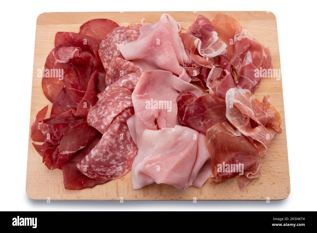 Affettati su tagliere di legno, fette di bresaola, salame, prosciutto e prosciutto di Parma, isolati su bianco Foto Stock