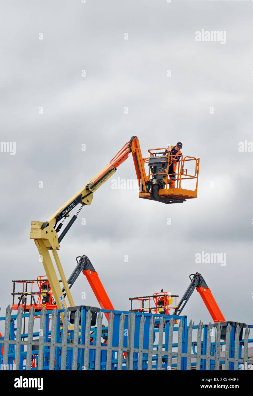 Attrezzature per piattaforme di accesso alimentate in alto cielo nel cantiere edile Foto Stock Attrezzature per piattaforme di accesso alimentate in alto cielo nel cantiere edile Foto Stock