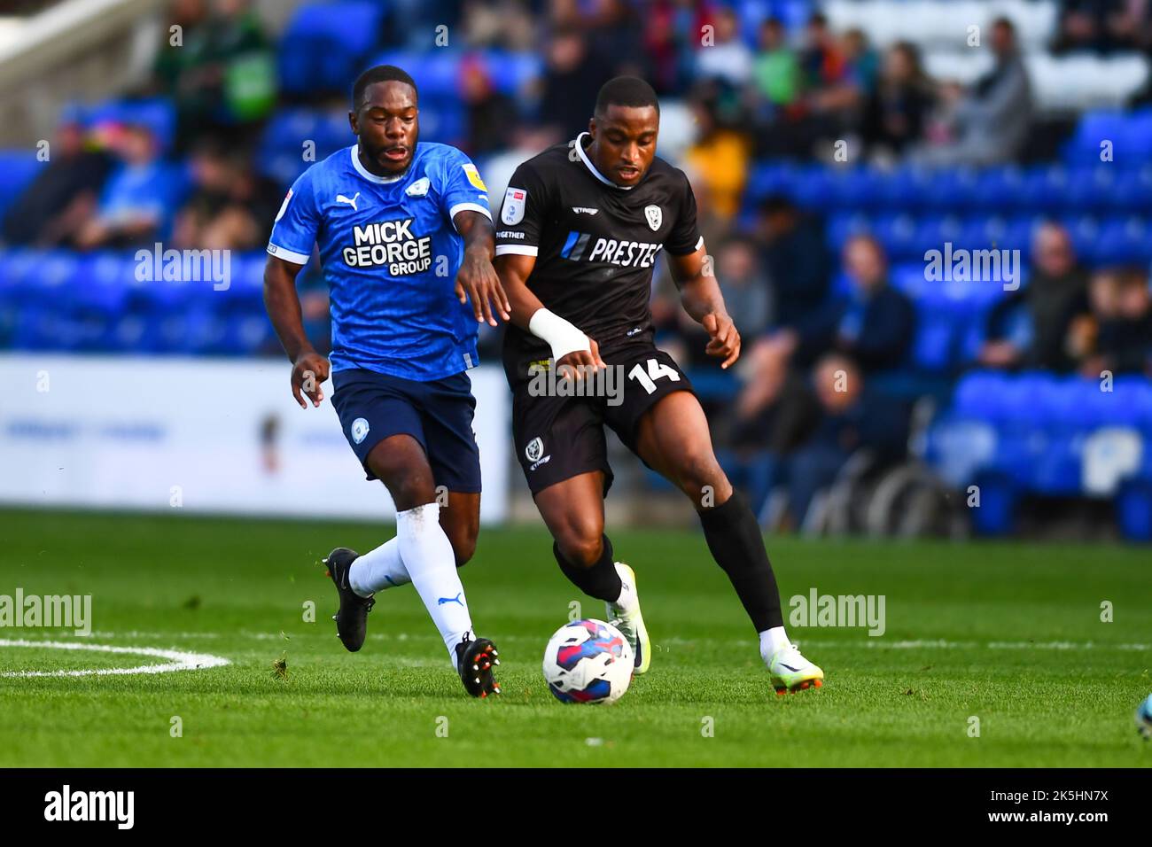 Peterborough, Regno Unito. 8th Ott 2022. Victor Adeboyejo (14 Burton Albion) durante la partita della Sky Bet League 1 tra Peterborough e Burton Albion a London Road, Peterborough sabato 8th ottobre 2022. (Credit: Kevin Hodgson | MI News) Credit: MI News & Sport /Alamy Live News Foto Stock