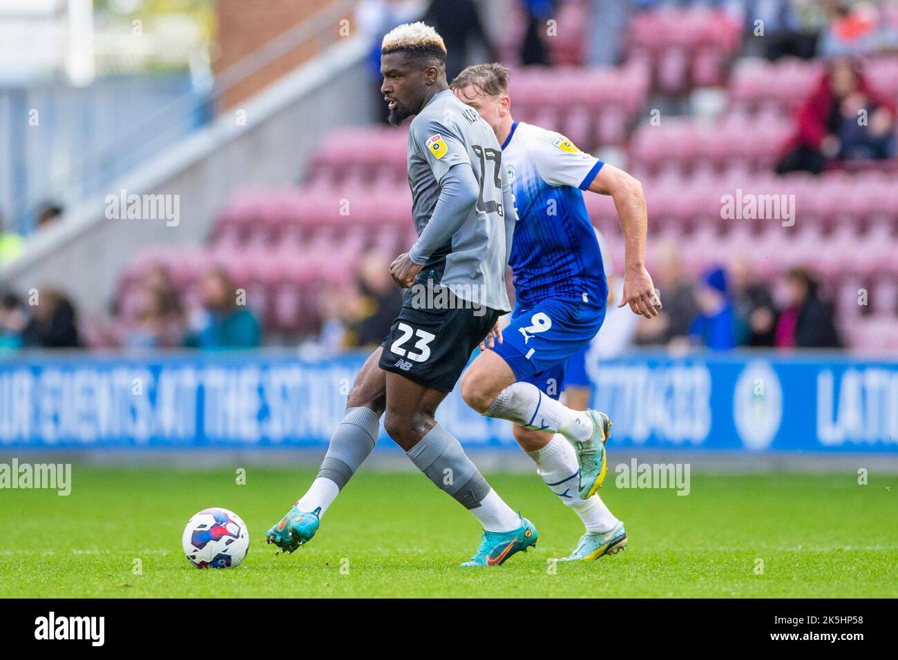 Cédric Kipré (23) della città di Cardiff durante la partita del campionato Sky Bet tra Wigan Athletic e Cardiff City al DW Stadium di Wigan sabato 8th ottobre 2022. (Credit: Mike Morese | MI News) Credit: MI News & Sport /Alamy Live News Foto Stock