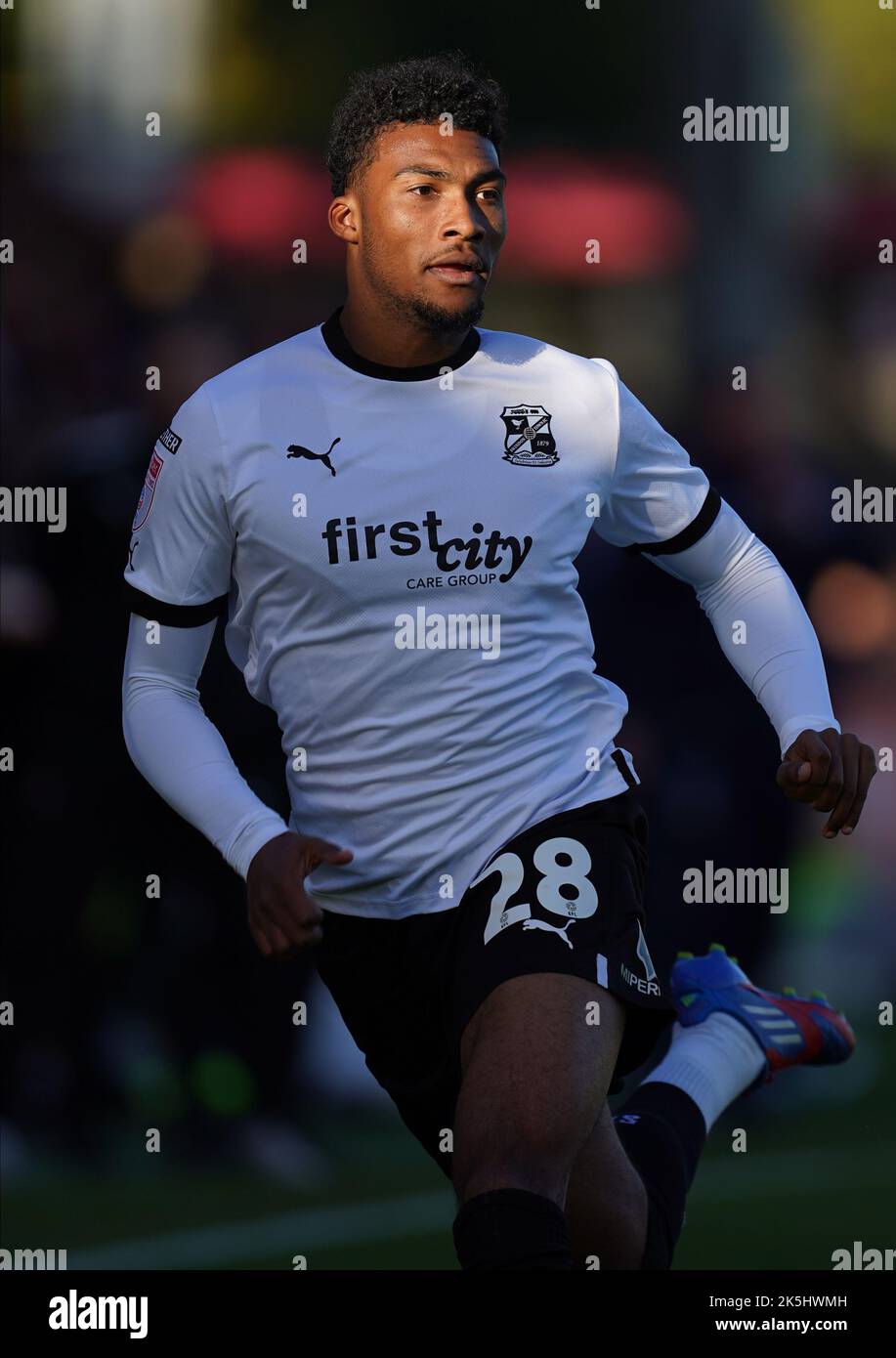 Swindon Town's Tyrese Shade durante la partita della Sky Bet League Two allo stadio Lamex di Stevenage. Data immagine: Sabato 8 ottobre 2022. Foto Stock