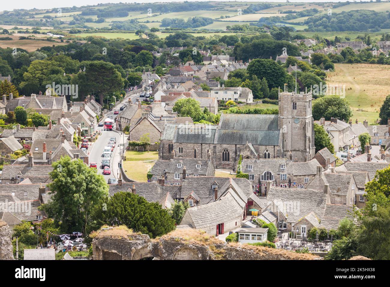 DORSET, Regno Unito - 06 luglio 2022. Chiesa parrocchiale di San Edoardo nel villaggio del castello di Corfe. Veduta aerea della graziosa cittadina rurale di Purbeck, Dorset Foto Stock