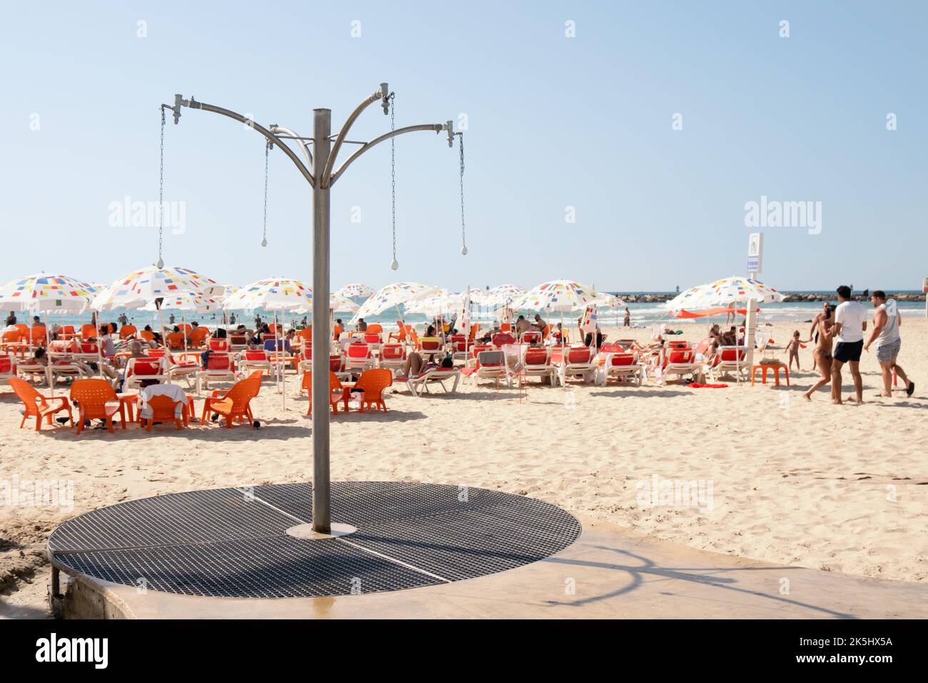 Tel Aviv Yafo, Israele - Settembre 23,2022. Doccia metallica sulla spiaggia di Tel Aviv Foto Stock