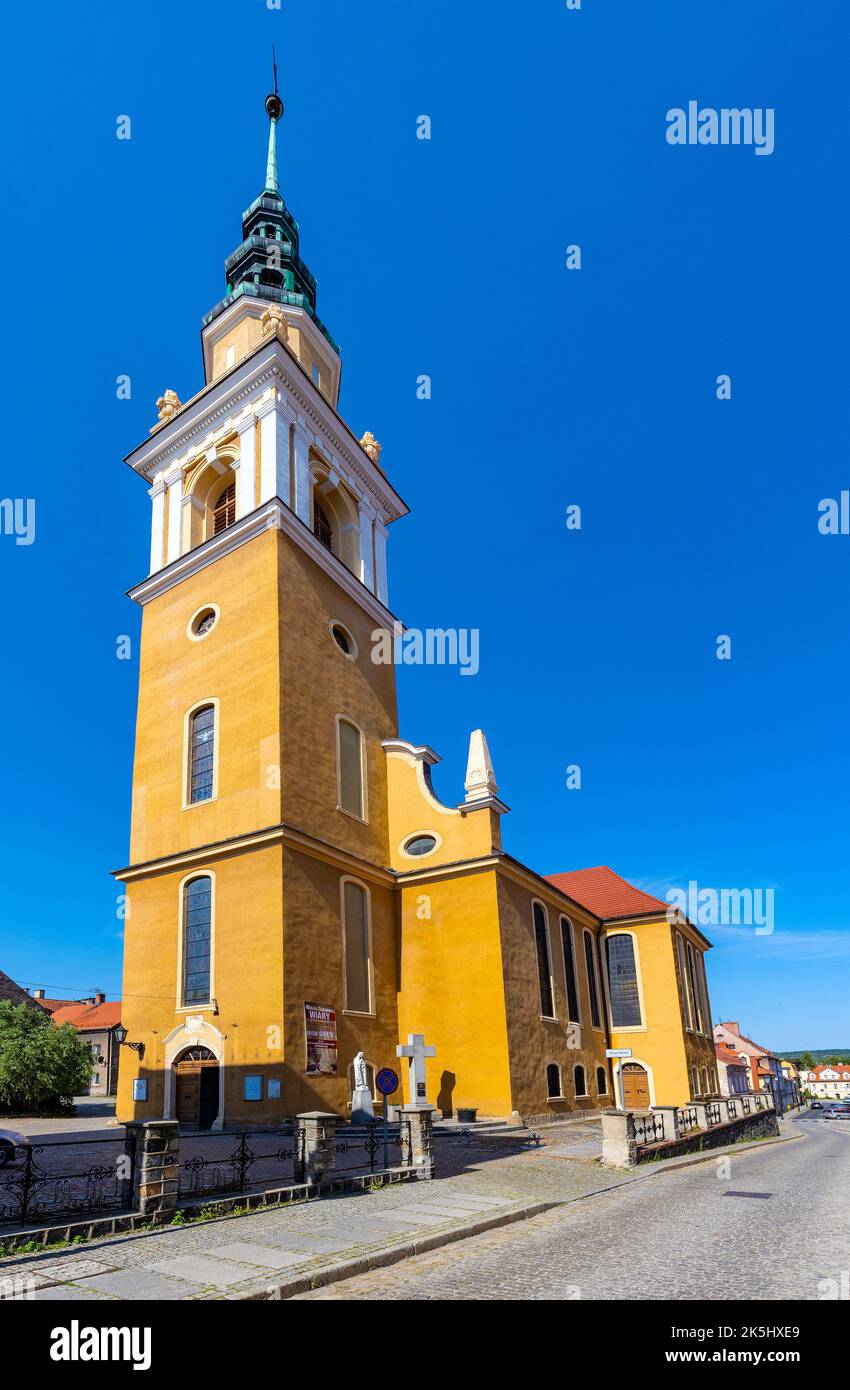 Swiebodzice, Polonia - 20 luglio 2022: Settecentesca chiesa di San Pietro e Paolo in via Prusa accanto alla piazza del mercato Rynek nel quartiere storico della città vecchia Foto Stock