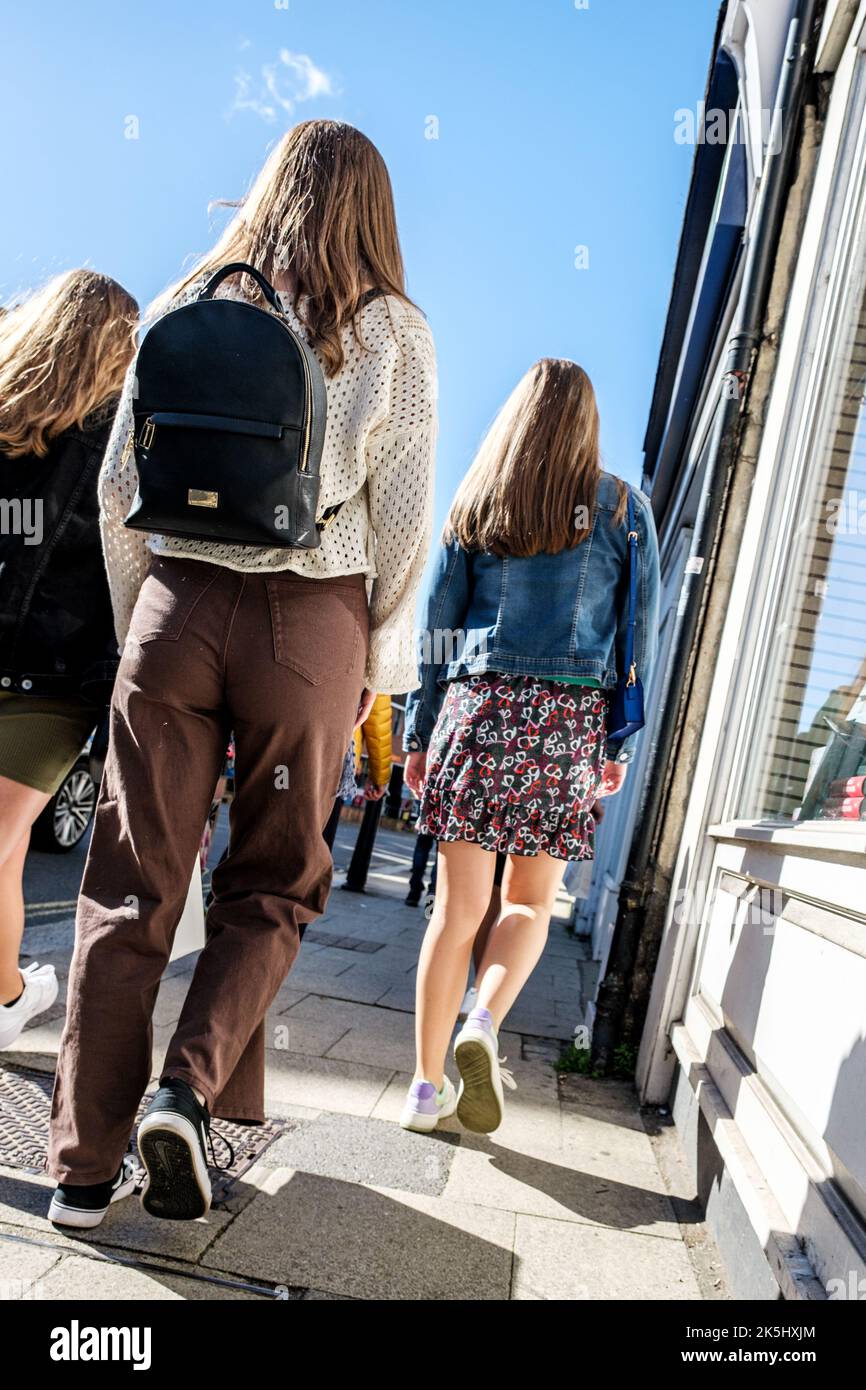 Dorking Surrey Hills UK, 08 2022 ottobre, piccolo gruppo di donne che camminano lungo High Street Pavement o Sdewalk Foto Stock