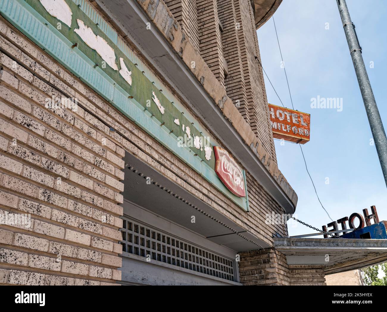 Sbiadito Coca-Cola segno sullo storico Milford Hotel a Milford, Utah, Stati Uniti Foto Stock