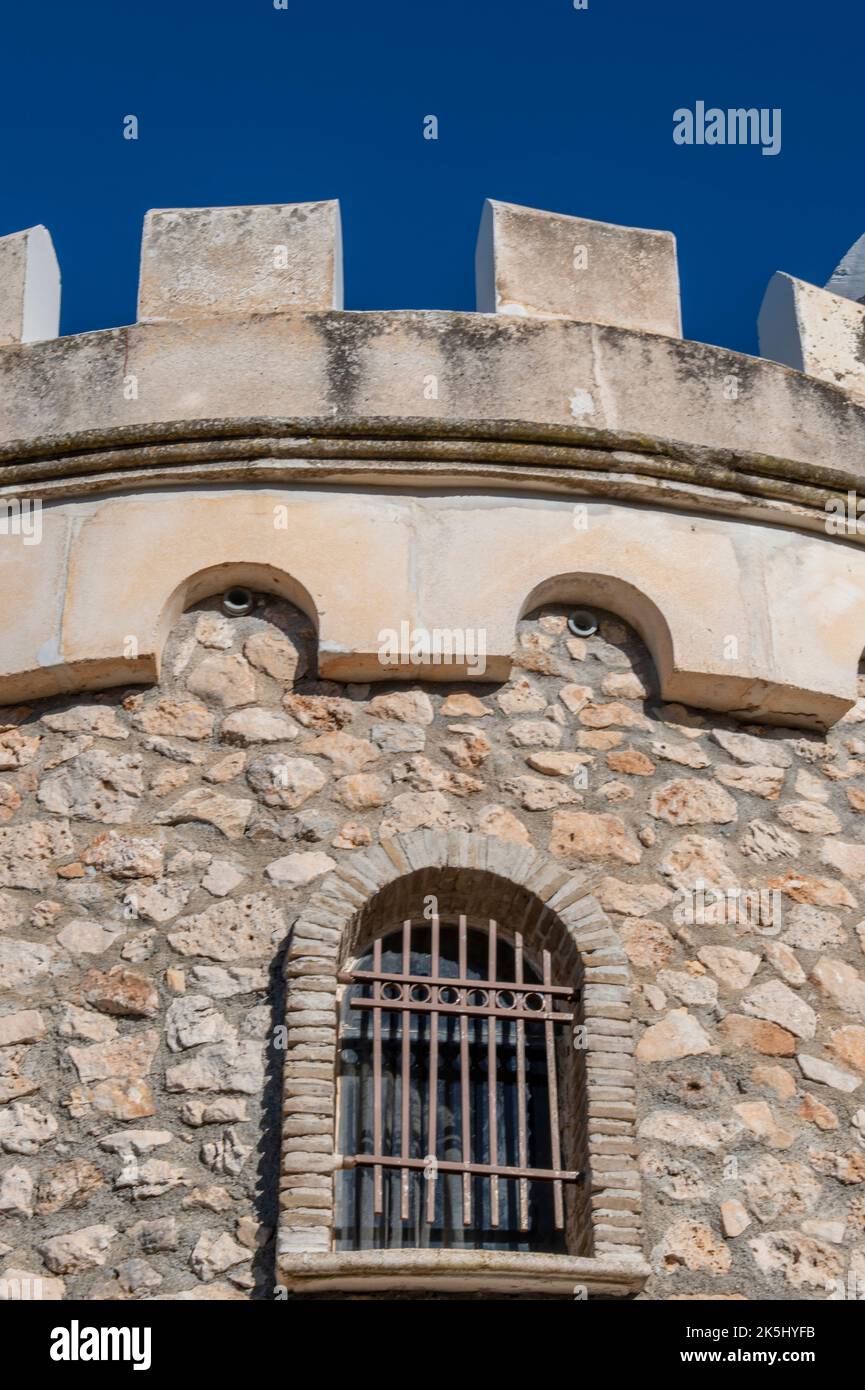 torre del castello con merlature, edificio castellato, cielo blu con edificio del castello, castello, fortezza, edificio storico, castello medievale. Foto Stock
