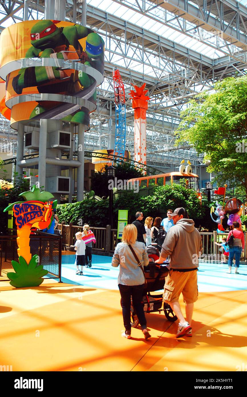 Una famiglia ama le montagne russe al coperto e il parco divertimenti, parte del Nick Universe al Mall of America, in Minnesota Foto Stock