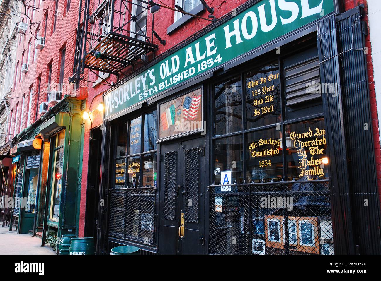 Il McSorley's Old Ale House è uno storico pub irlandese a New York City, risalente al 19ths° secolo ed è un bar e una taverna famosa per il giorno dei San Patrizio Foto Stock