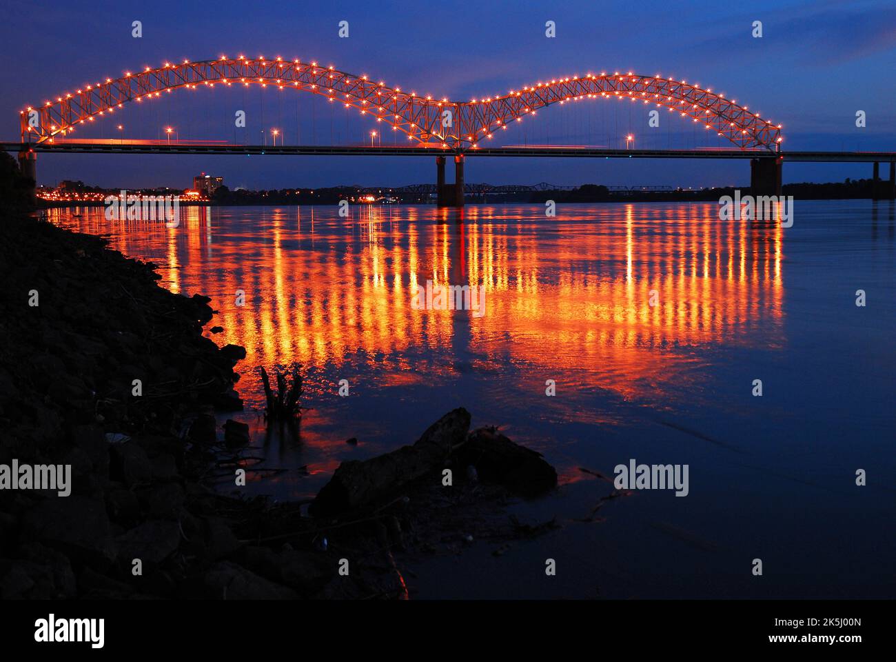 Le luci del ponte Hernando De Soto tra Memphis, Tennessee e Arkansas si riflettono nelle acque del fiume Mississippi Foto Stock