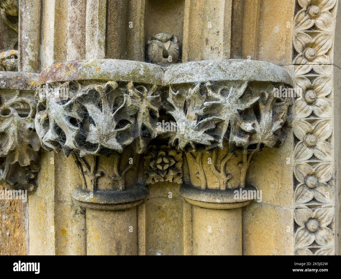 Primo piano dettaglio vista di belle, scultura in pietra decorativa / muratura in pietra intorno alla porta della Chiesa di Little Dalby, Leicestershire, Inghilterra, Regno Unito Foto Stock