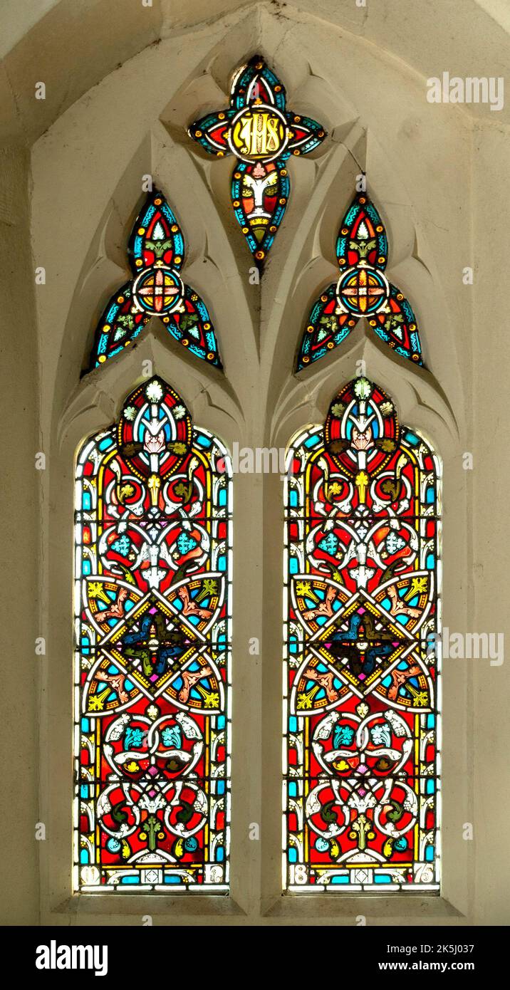 Vecchia finestra di vetro colorato e muratura gotica, St James Church, poco Dalby, melton mowbray, leicestershire, England, Regno Unito Foto Stock