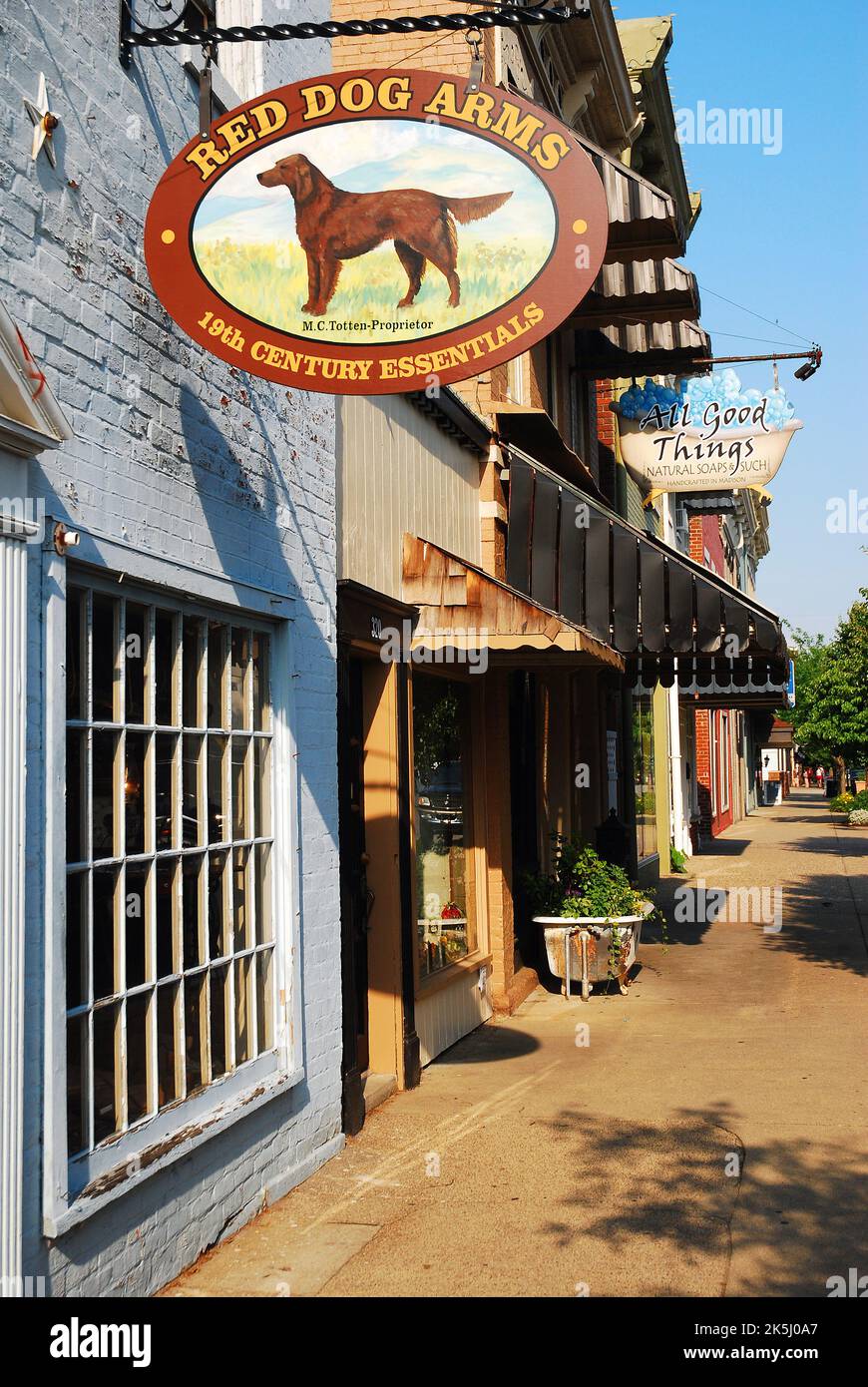 Un cartello si trova di fronte a un negozio di antiquariato nel quartiere commerciale del centro di Madison, Indiana Foto Stock