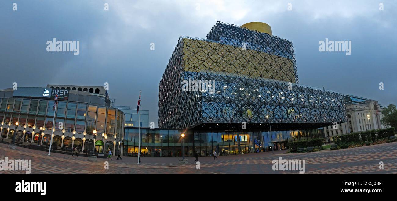 Biblioteca di Birmingham, Centenary Sq, Broad St, Birmingham, West Midlands, Inghilterra, Regno Unito, B1 2EA, al crepuscolo Foto Stock