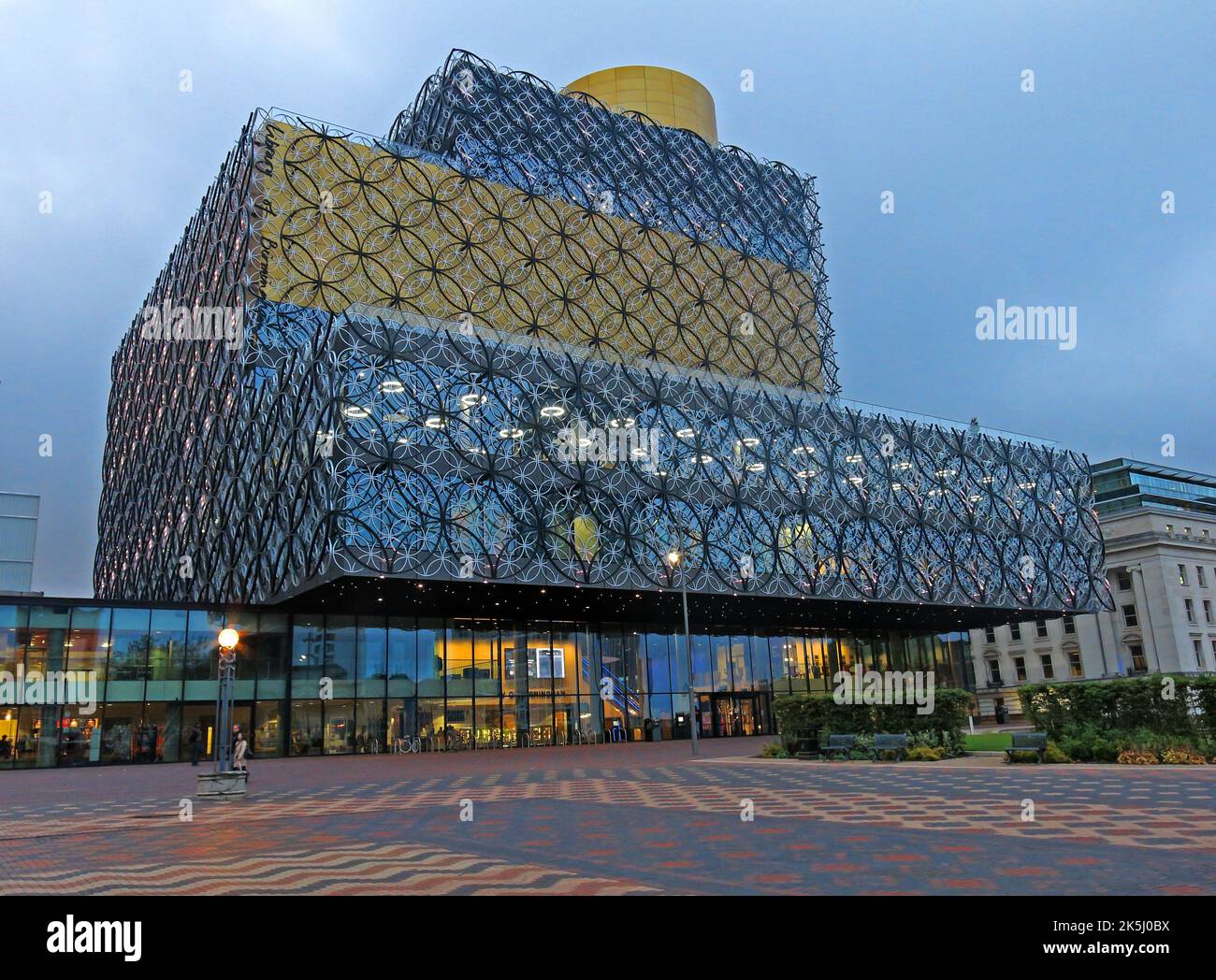 Biblioteca di Birmingham, Centenary Sq, Broad St, Birmingham, West Midlands, Inghilterra, Regno Unito, B1 2EA, al crepuscolo Foto Stock