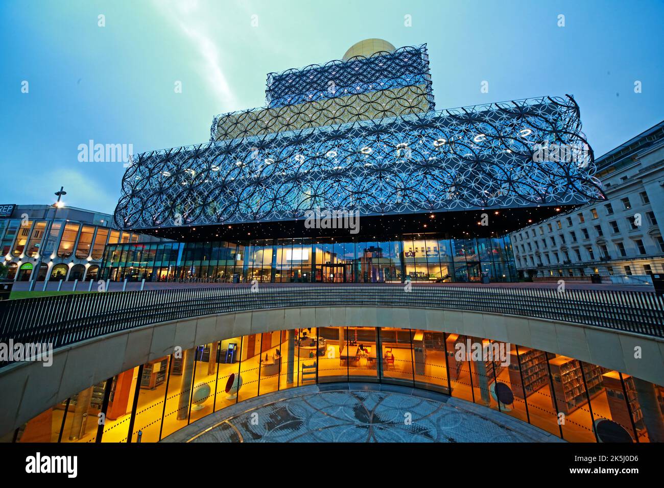 Biblioteca di Birmingham, Centenary Sq, Broad St, Birmingham, West Midlands, Inghilterra, Regno Unito, B1 2EA, al crepuscolo Foto Stock