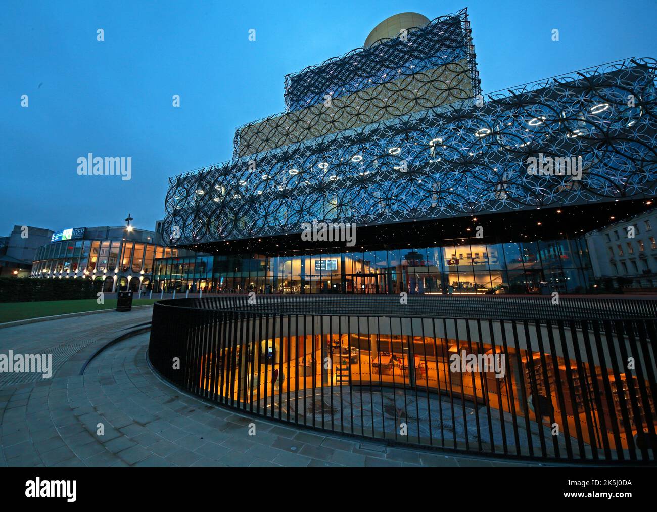 Biblioteca di Birmingham, Centenary Sq, Broad St, Birmingham, West Midlands, Inghilterra, Regno Unito, B1 2EA, al crepuscolo Foto Stock
