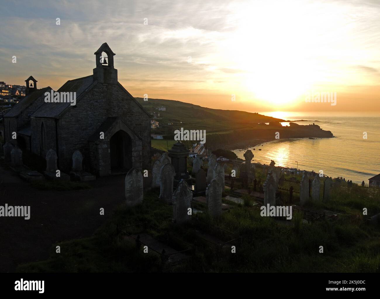 St Ives Barnod, cappella e cimitero, sulla spiaggia di Porthmeor, mare, Cornovaglia, Inghilterra, Regno Unito, TR26 1AB Foto Stock