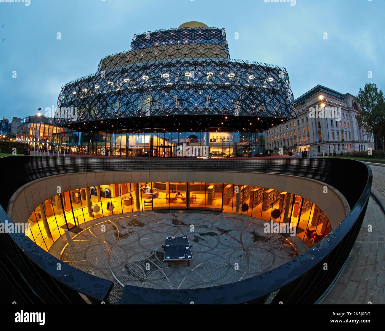 Biblioteca di Birmingham, Centenary Sq, Broad St, Birmingham, West Midlands, Inghilterra, Regno Unito, B1 2EA, al crepuscolo Foto Stock