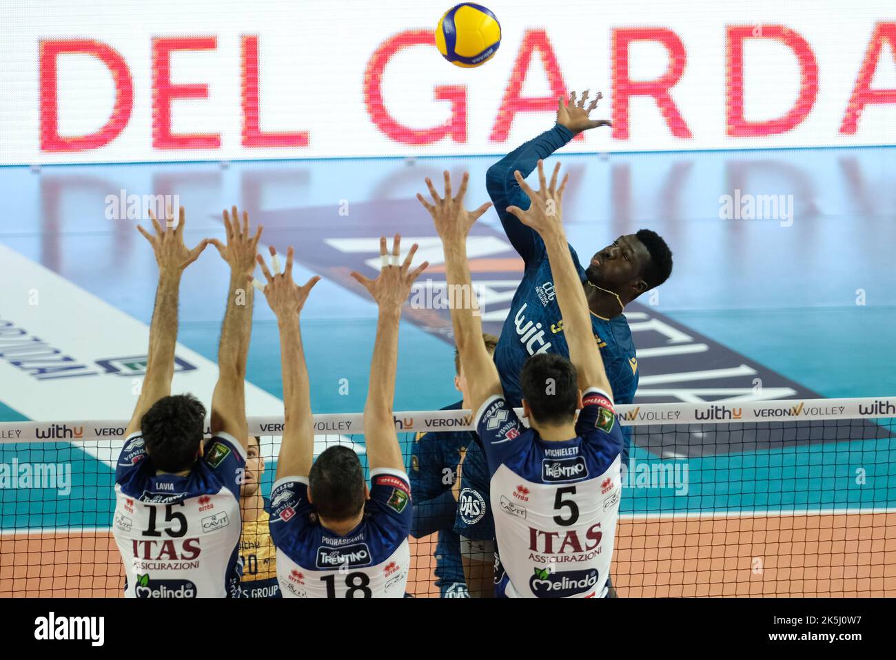 Verona, Italia. 08th Ott 2022. Spike of Noumory Keita - WithU Verona durante WithU Verona vs ITAS Trentino, Volley Serie Italiana A Men Superleague Championship a Verona, Italia, Ottobre 08 2022 Credit: Independent Photo Agency/Alamy Live News Foto Stock