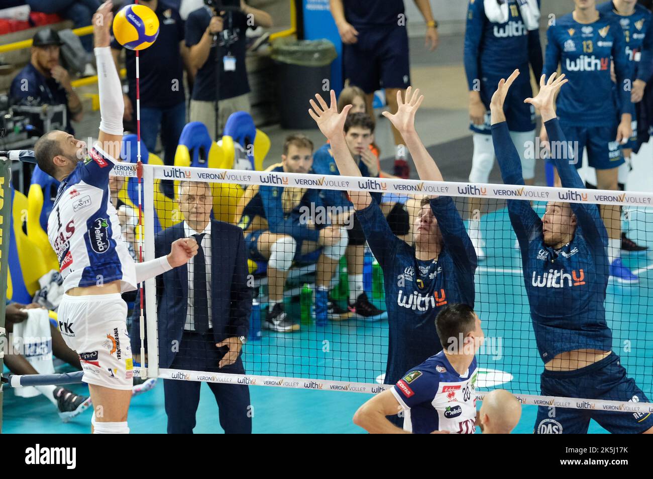 Pala AGSM-AIM, Verona, Italia, 08 ottobre 2022, Attacco di Matey Kaziyski - ITAS Trentino durante WithU Verona vs ITAS Trentino - Volley Serie Italiana A Campionato Men Superleague Foto Stock